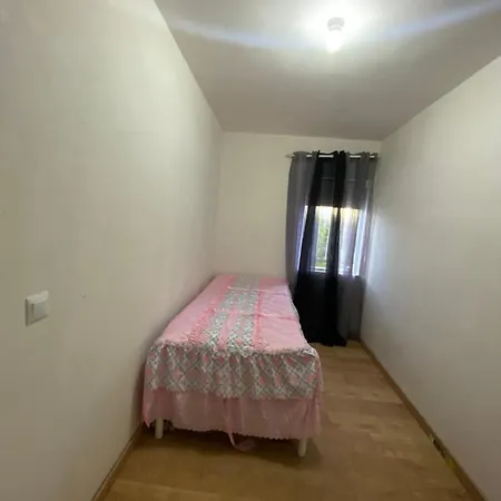 منزل للإقامة Quartos Em *